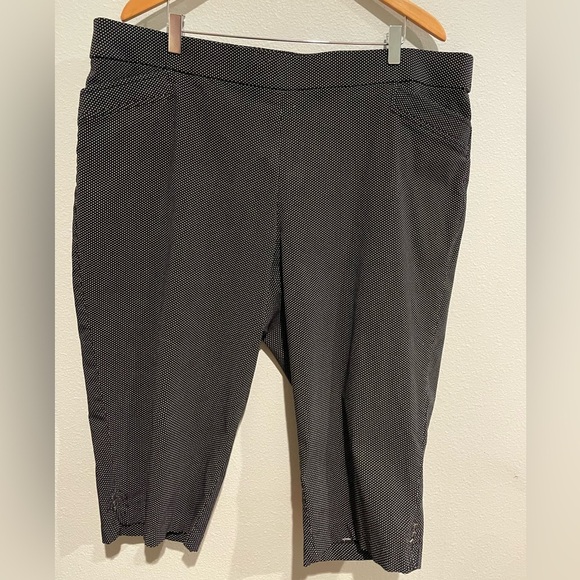 Signature Slimming by CJ Banks Black with mini polka-dot Capri pant. Siz… - Picture 1 of 7